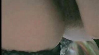 Un extranjero se folló a una mujer rusa en mini shorts de mezclilla en viejitas culonas follando el baño.