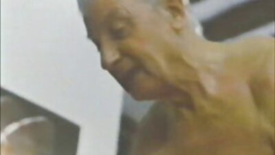 Corrida en videos pornos de mujeres viejitas la boca de una morena sexy con medias negras.