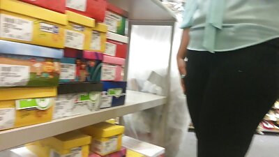 Una chica ingenua prefiere el viejitas foyando sexo anal en falda.