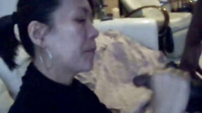 Una chica flaca con tetas pequeñas videos viejitas xxx besa a su novio, luego se lo chupa.