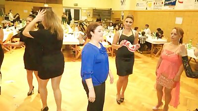 Sexo anal duro con sumisión con una puta madura viejos cojiendo jovenes rusa en medias negras.