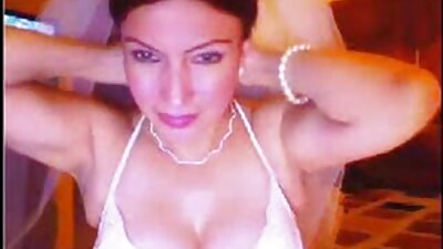 La rubia Varya chupa adecuadamente la viejitas ricas follando polla y lame las bolas.