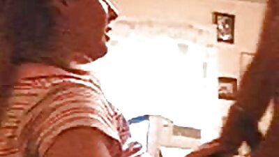 latina videos pornográficos de viejitas desnuda se inclinó en una silla para darle una presión anal