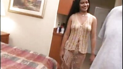 Chica en medias videospornodeviejitas fluía mientras se masturbaba con un consolador.