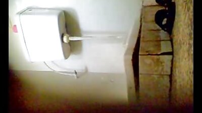 Una mujer madura se puso su vieja minifalda y le pidió a su marido viejitosxxx que la masturbara.