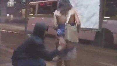 Una viejitas cojiendo duro esposa pelirroja en miniatura está engañando a un hombre negro, nada avergonzada y sin complejos frente a su esposo