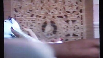 Cogió viejas calientes cojiendo a Anyuta por el culo y le salpicó la cara con esperma.