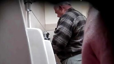 Da miedo que una chica desnuda se entregue al hombre de un vecino justo en la ducha en viejitas follando duro una pose de perrito en primera persona.