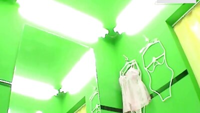 Señoras maduras con grandes tetas sacaron a los chicos de debajo de las narices viejitosxxx de las chicas jóvenes.