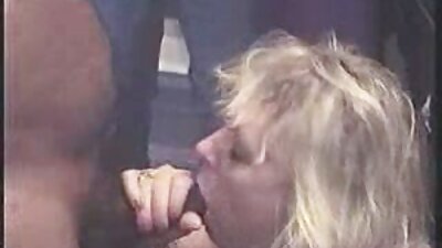Videos retro con una orgía amateur pública de viejita follando swingers maduros en el país.