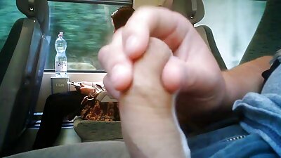 Los xxx anal viejitas recién casados ​​rusos superan obstinadamente las dificultades, follando en el baño.