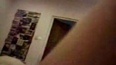 Una larva casada con pezones duros lame los huevos de xxx de viejita un macho exterior.
