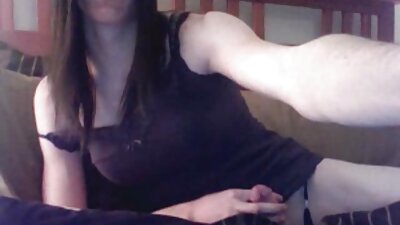 Una pareja joven salió a la naturaleza para tener una cogida rápida entre ellos. viejos cojiendo jovenes