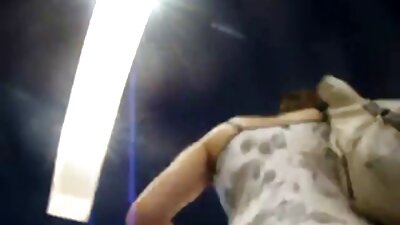 Un hombre paga un buen dinero a dos novillas para que viejitas masturvandose hagan el papel de esclavas sexuales para él.