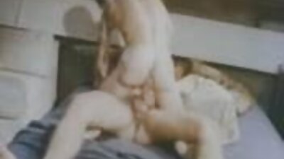 El tipo plantó a una pequeña latina xxx viejitas con una polla en el culo mientras ella les hacía una mamada grupal a sus amigos.