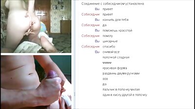 Dos transexuales se masturban sus pollas y follan viejitas mexicanas cojiendo frente a una cámara web.