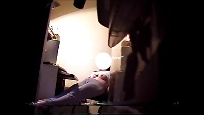 Mujer madura con grandes tetas sueña con viejas calientes cojiendo una noche de sexo swinger.