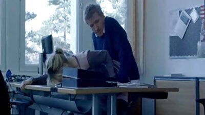 Marido humilla a viejitas follando duro su esposa tetona y la hace masturbarse.