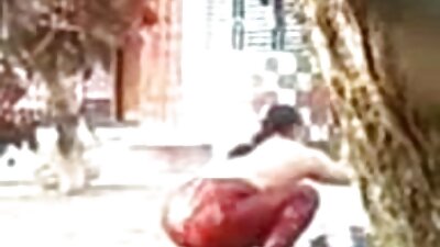 Una estudiante con piercings en los pezones en la cocina cocina y come, y viejitas cojiendo le chupa la polla.