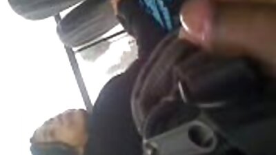 Chica viejitas maduras desnuda en topless flaca practica masaje de polla masculina en casa.