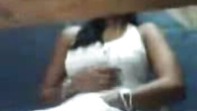Una chica con gafas muestra su coño muy viejos cojiendo jovenes espacioso.
