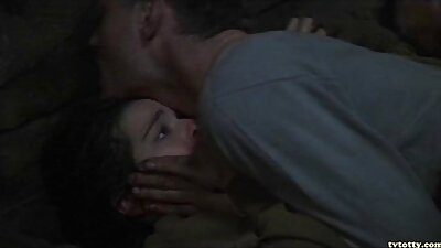 Los amantes no tenían miedo de ser atrapados masturbándose la polla en viejitas maduras un tren de cercanías.