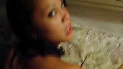 El negro, en pleno baño, martilla con su polla viejitas follando con jovenes el coño de una mulata culona mojada