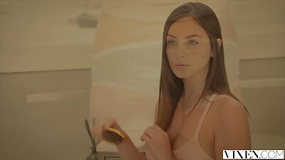 Complacido con un miembro de mucho tiempo no jodido coño de una morena de 18 años. viejitas cojedoras