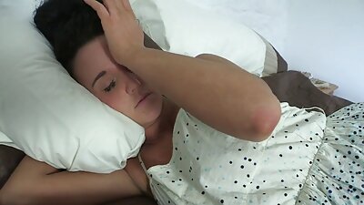 Tras una mamada en la garganta, una experimentada cojiendo con viejitas china prometió, además de su coñito, dar por el culo.