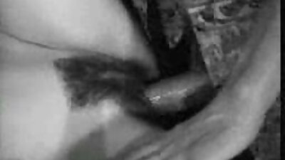 La estudiante pelirroja trabajó viejitas fornicando con la polla gorda del follador, primero con su garganta, y solo luego con su apretado coño.