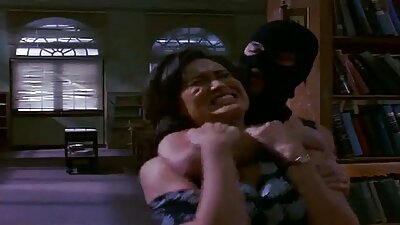 Solo con un consolador viejitas follando duro de una chica de gran culo bronceada, untada con aceite.