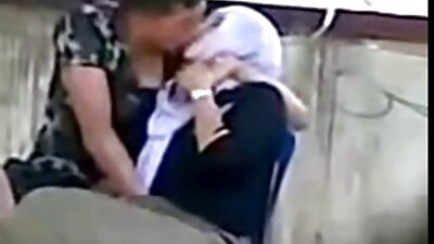 La chica emo fácilmente permitió que un xnxxviejitas chico familiar se insertara en su coño.