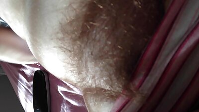Masturbación femenina y orgasmo de una viejos cojiendo con jovenes latina rizada en minifalda de leopardo.