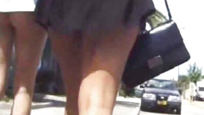 Una pequeña rubia con tatuajes en su cuerpo acariciaba públicamente su polla con la boca. videos de viejitas xxx