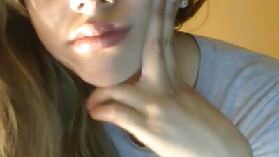 Señora videos pornográficos de viejitas en la webcam se sienta en un consolador.