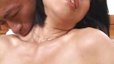 Vídeo amateur de sexo viejitas cojedoras interracial a través de las bragas con una joven latina.