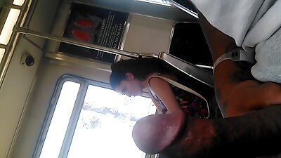 Sexo interracial en la cocina de pie con una viejitas follando duro joven negra de grandes pechos.